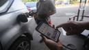 <p>Warga menggunakan plikasi MyPertamina saat mengisi bahan bakar pertalite di SPBU Pertamina Abdul Muis, Jakarta, Kamis (30/6/2022). Masyarakat tidak perlu khawatir apabila tidak memiliki aplikasi MyPertamina, karena pendaftaran dilakukan semua di website MyPertamina . (Liputan6.com/Faizal Fanani)</p>