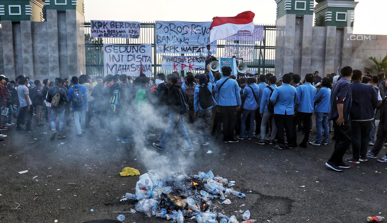 Mahasiswa dari berbagai kampus menggelar demonstrasi di Gedung DPR/MPR, Jakarta, Kamis (19/9/2019). Mahasiswa mewarnai aksinya dengan menyanyikan yel-yel yang menyuarakan penolakan terhadap RKUHP dan UU KPK yang baru disahkan. (Liputan6.com/JohanTallo)