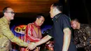 Ketua PB PABBSI Rosan P Roslani (kiri) bersalaman dengan Ketua KONI Pusat Tono Suratman usai pembukaan Rakernas PB PABBSI di Jakarta, Selasa (20/12). Rakernas ditandai dengan pemberian bonus bagi atlet berprestasi. (Liputan6.com/Helmi Fithriansyah)