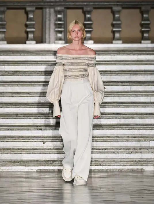 Selma Lagerlöf juga mewakili Skandinavia untuk pembuatan kota yang metropolis dan modern. Selma Lagerlöf menghadirkan kisah kehidupan kontemporer, legenda daerah, mitos klasik, dan dongeng di tahun 1909, menjadi perempuan pertama yang memenangkan Hadiah Nobel. Foto: Document/Max Mara.