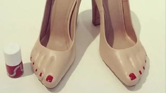 Sepatu aneh dan unik (photo: Instagram crimesagainstshoemanity/boredpanda)