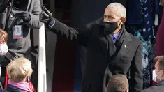 Mantan Presiden ke-44 AS, Barack Obama memberikan acungan jempol usai Pelantikan Presiden Joe Biden di US Capitol di Washington, Rabu (20/2/2021). Tiga mantan Presiden AS Barack Obama, George Bush dan Bill Clinton menghadiri pelantikan Presiden terpilih Joe Biden. (AP Photo / Patrick Semansky, Pool)