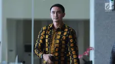Gubernur Jambi, Zumi Zola bersiap meninggalkan gedung KPK, Jakarta, Senin (22/1). Zumi Zola dimintai keterangan terkait penyelidikan baru terkait kasus dugaan suap dana APBD Provinsi Jambi. (Liputan6.com/Helmi Fithriansyah)