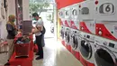 Aktivitas salah satu gerai jasa layanan laundry di kawasan Kemang, Jakarta, Rabu (25/11/2020). Sejak tiga bulan terakhir omset mereka kembali membaik dan mengalami peningkatan sebesar 20 hingga 30 persen. (Liputan6.com/Herman Zakharia)