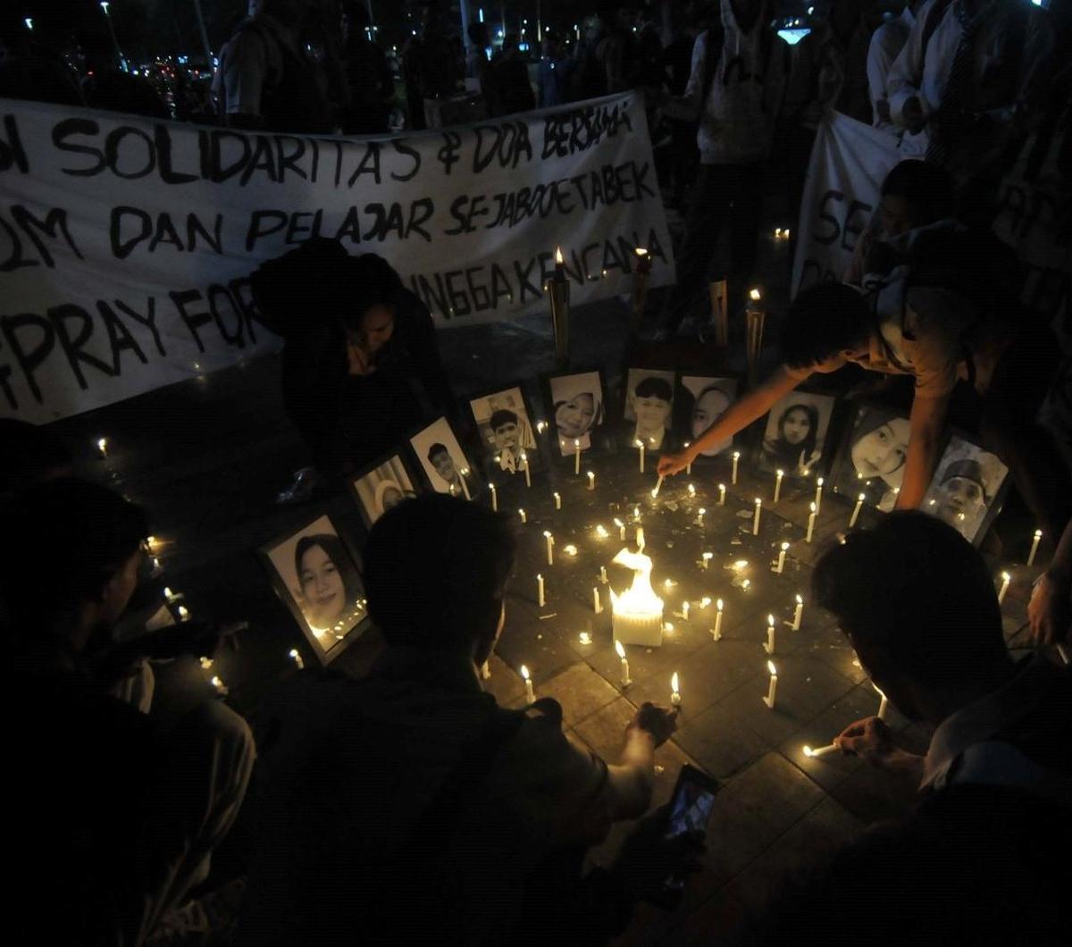 Aksi solidaritas dan doa bersama para pelajar se-Jabodetabek digelar dengan menyalakan lilin untuk mengenang tragedi kecelakaan maut bus pariwisata SMK Lingga Kencana di depan Kantor Kementerian Pendidikan dan Kebudayaan, Jakarta, Rabu (15/5/2024). Foto: