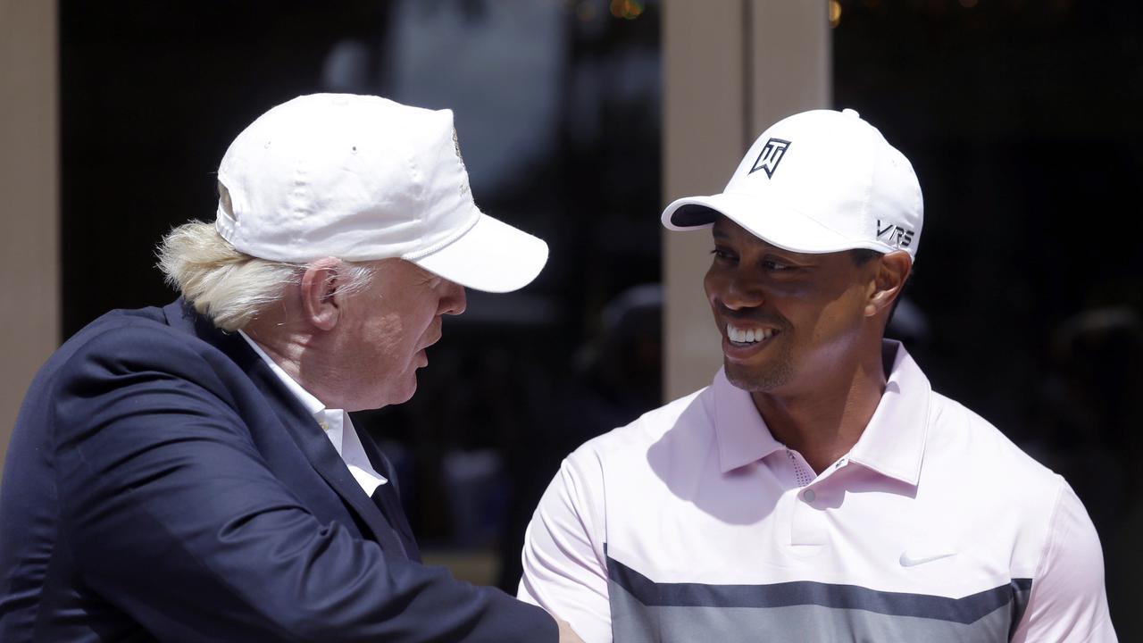 Tiger Woods bersalaman dengan Presiden AS Donald Trump di sebuah kompetisi golf (AP)