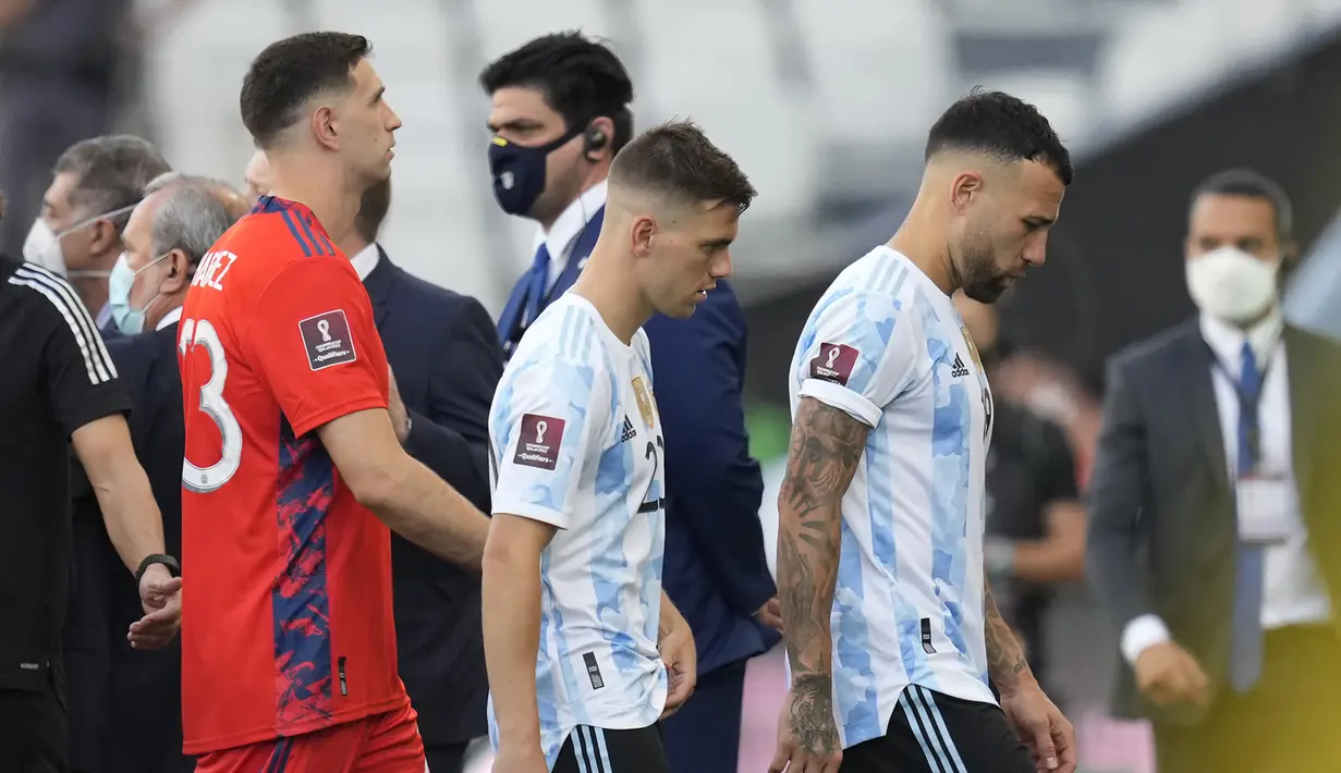 Mereka diduga hanya menyertakan surat keterangan sehat tanpa menyebutkan bahwa mereka masuk ke wilayah Brasil dari Inggris yang termasuk dalam tiga negara asal yang dibatasi kedatangannya untuk membendung pandemi COVID-19. (Foto: AP/Andre Penner)