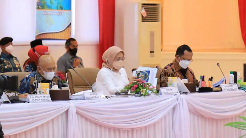 Menteri Ketenagakerjaan (Menaker) Ida Fauziyah dalam Rakor Penanggulangan Kemiskinan Ekstrem Tahun 2021 di Provinsi NTT, di Rumah Jabatan Gubernur NTT, Minggu (17/10/2021). (Dok Kemnaker)