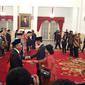 Presiden Jokowi memberi ucapan selamat kepada 17 duta besar yang dilantik di Istana Negara, Selasa (20/2/2018). (Liputan6.com/Hanz Jimenez Salim)