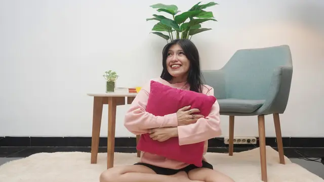 wanita november senyum ceria bahagia