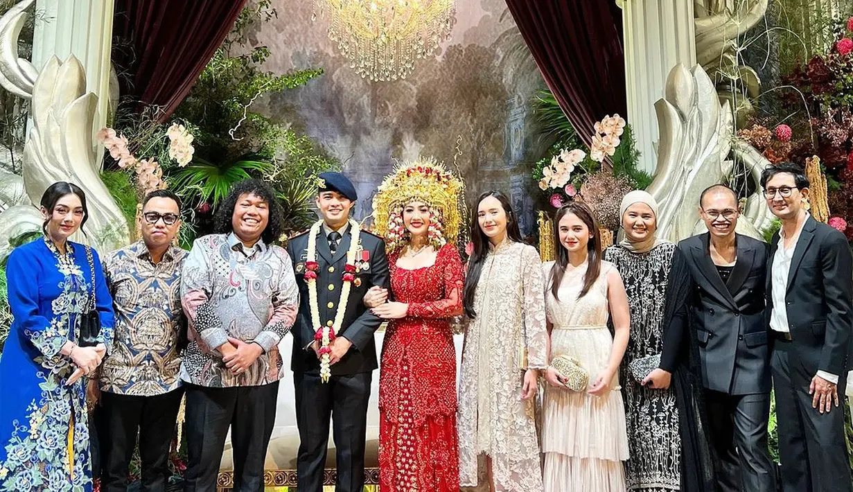 Selanjutnya, ada Beby Tsabina yang tampil anggun memesona mengenakan lace tunik lengan panjang berwarna broken white. [@tissabiani].