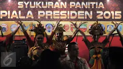 Panitia, official dan sponsor Piala Presiden 2015 gelar syukuran atas suksesnya kompetisi Piala Presiden, Jakarta, Senin (18/1/2016). Panitia juga memberikan penghargaan kepada tim serta seluruh pendukung Piala Presiden 2015. (Liputan6.com/Yoppy Renato)