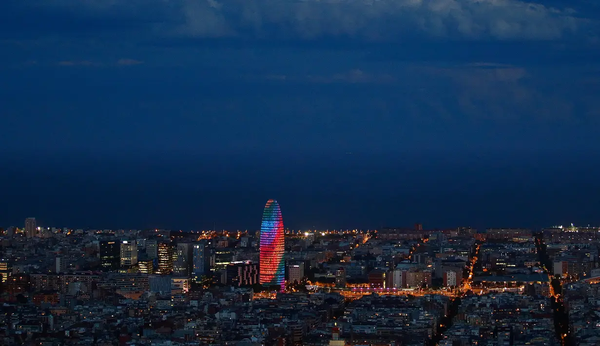 Gedung pencakar langit Torre Agbar terlihat dengan proyeksi cahaya warna pelangi saat peringatan World Pride di Barcelona, Spanyol, 28 Juni 2017. World Pride merupakan acara perayaan LGBT terbesar di dunia yang diadakan setiap tahun. (AP/Manu Fernandez)