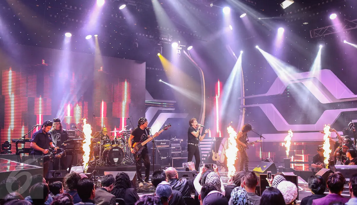 Band Rock God Bless saat konser membawakan lagu 1980 an di Studio 5 INDOSIAR, Jakarta Barat, Sabtu (17/12/2016). (Liputan6.com/Faizal Fanani)