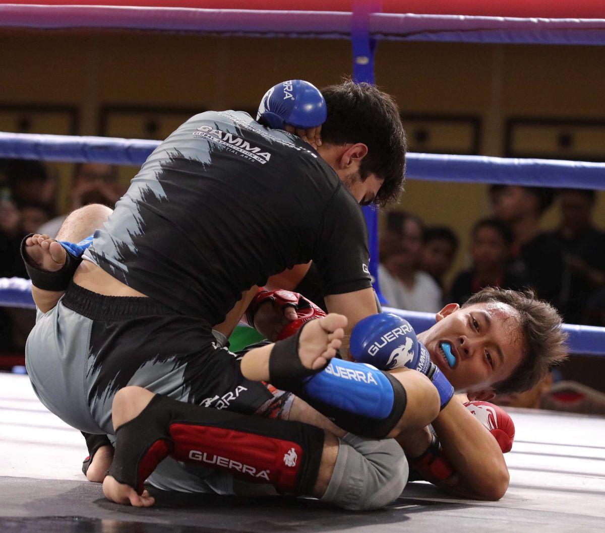 Atlet junior Mix Martial Arts (MMA) bertanding dalam Kejuaraan Nasional MMA U-18 Piala Pertacami 1 Jakarta 2024 di Jakarta, Sabtu (11/5/2024). Kejuaraan ini menjadi wadah bagi para atlet junior untuk membuktikan kemampuannya. Liputan6.com/Angga Yuniar<br>