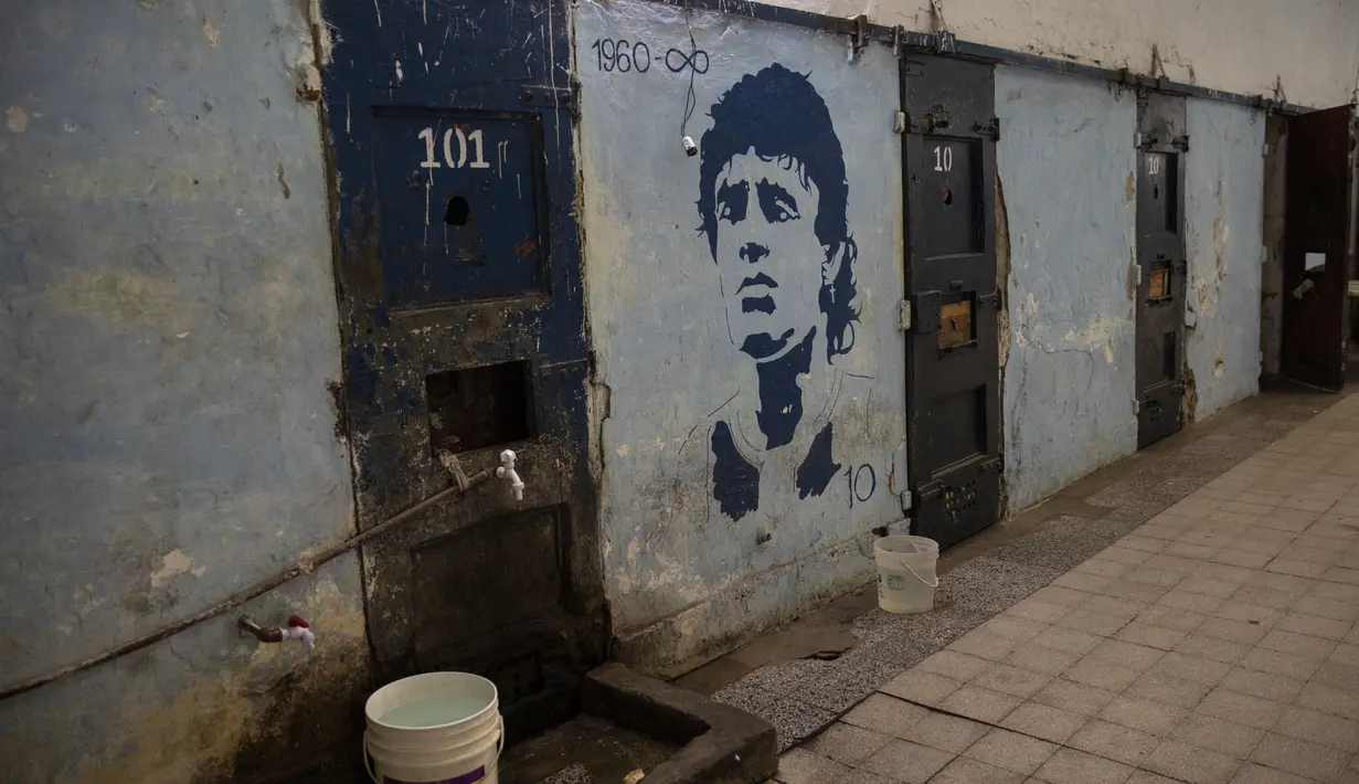 Sebuah mural dari mendiang bintang sepak bola Diego Maradona menghiasi dinding antara sel-sel di dalam penjara Coronda di Coronda, Santa Fe, Argentina, pada 19 November 2021. Peringatan pertama kematian Maradona digelar pada 25 November 2021. (AP Photo/Rodrigo Abd)