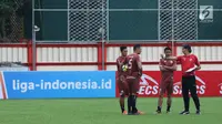 Pelatih Persija, Stefano Cugurra (kanan) memberi arahan pada tiga pemainnya saat latihan resmi jelang laga lanjutan Go-Jek Liga 1 Indonesia 2018 bersama Bukalapak melawan Persib di Lapangan PTIK, Jakarta, Jumat (29/6). (Liputan6.com/Helmi Fithriansyah)