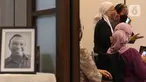 Foto mendiang Bob Tutupoly diletakkan dekat ruangan tempat mendiang Bob Tutupoly disemayamakan di Rumah Duka RS Siloam Semanggi, Jakarta Selatan, Selasa (5/7/2022). Penyanyi legendaris Bob Tutupoly meninggal dunia di usia 82 tahun pada Selasa, 5 Juli 2022, setelah dirawat di Rumah Sakit Mayapada Jakarta Selatan. (Liputan6.com/Herman Zakharia)
