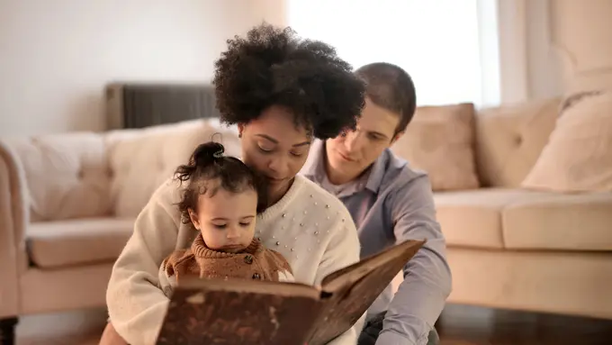 Orang tua membaca buku dengan anak