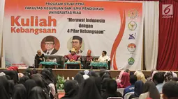 Wakil Ketua MPR RI Oesman Sapta Odang (kedua kiri) saat menghadiri Kuliah Kebangsaan Universitas Riau, PekanBaru, Riau, Rabu (8/5). (Liputan6.com/Herman Zakharia)