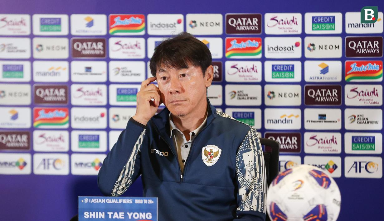<p>Pelatih kepala Timnas Indonesia, Shin Tae-yong menghadiri konferensi pers jelang laga kualifikasi Piala Dunia 2026 menghadapi Australia di Ruang Konferensi Pers Stadion Utama Gelora Bung Karno (SUGBK), Senayan, Jakarta, Senin (9/9/2024). (Bola.com/Abdul Aziz)</p>