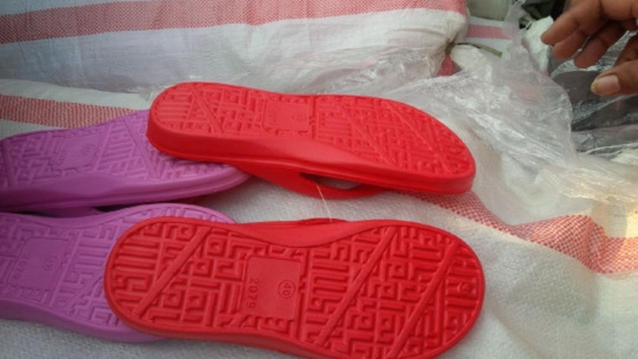 Ini wujud sandal berlafaz Allah bikin heboh warga Surabaya