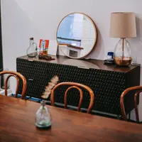 Cermin bulat seperti ini sangat cocok ditaruh di atas meja. Selain bisa digunakan untuk bercermin, juga bisa sekaligus mempercantik ruangan jadi tampak lebih manis./Copyright pexels.com/@charlotte-may