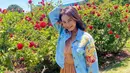 Mampir ke akun instagramnya, kita langsung dapat suguhan foto-foto Rossa yang begitu kece, tak kalah deh sama ABG zaman now. (FOTO: instagram.com/itsrossa910/)