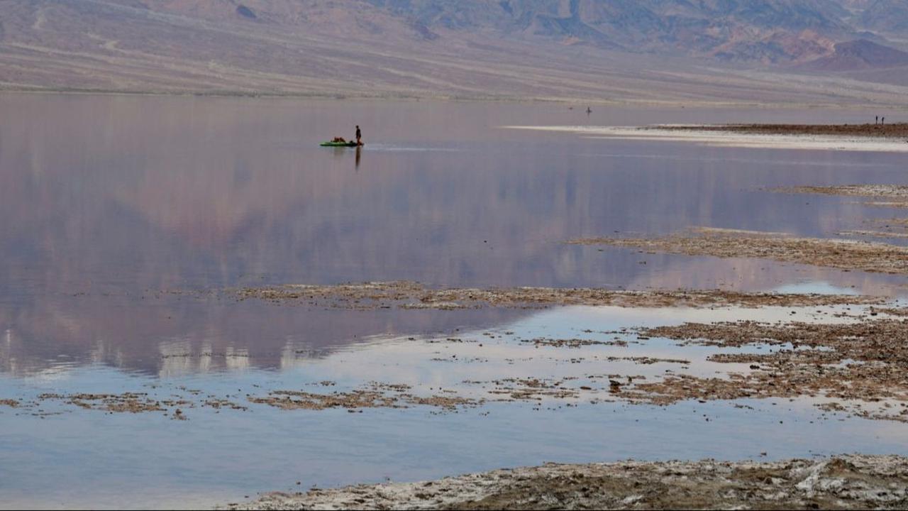 Sebuah danau terbentuk di Death Valley (Lembah Kematian), Amerika Serikat, tujuh bulan setelah dilanda badai yang ekstrem. Foto: REUTERS / Ronda Churchill