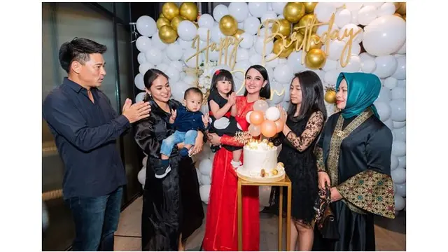 Jadi single parent, Ririn dikelilingi ibu, adik, dan anak-anaknya yang selalu memberikan dukungan.