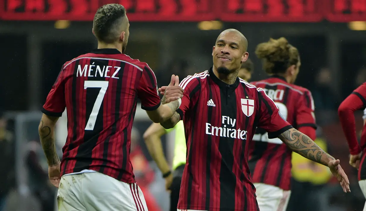 Nigel De Jong (kanan) yang pernah memperkuat AC Milan pernah dikaitkan dengan Borneo FC pada 2018 lalu. Kala itu, CEO Borneo FC yakni Nabil Husein mengatakan bakal mendatangkan salah satu pemain top Eropa. Isu semakin terdengar kencang usai sang CEO mengenakan jersey De Jong. Akan tetapi, hal tersebut hanya sebatas isu. (AFP/Olivier Morin)