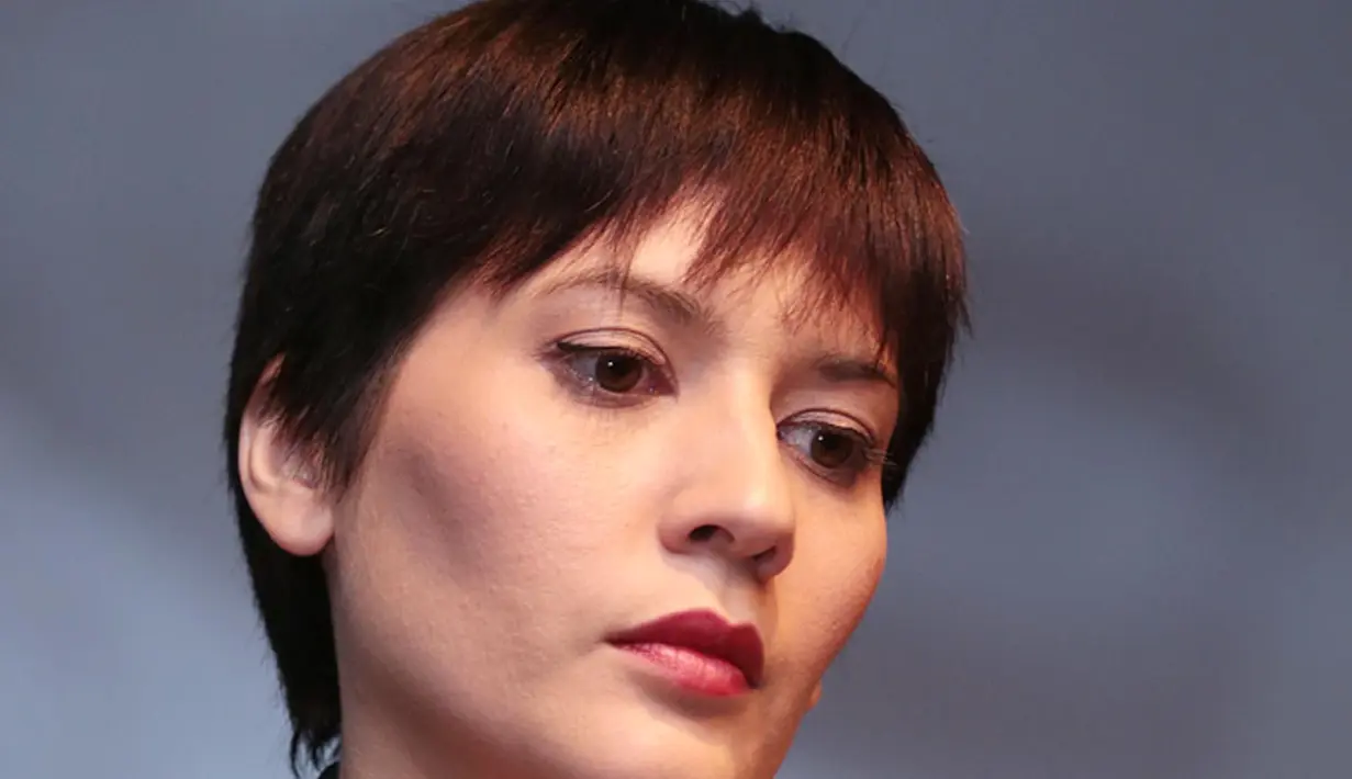 "Abis itu diminta pakai extention sama Rizal Mantovani, jadi sebulan pakai, pas dicopot ternyata kondisi rambut lumayan hancur, ya udah memutuskan untuk habisin aja. Potong aja," lanjutnya. (Deki Prayoga/Bintang.com)