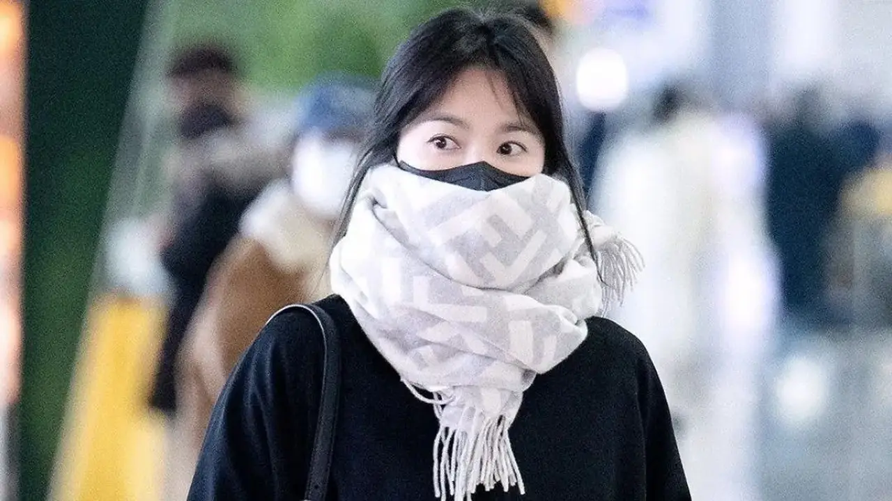 Gaya Song Hye Kyo Serba Tertutup Jelang Terbang ke Milan Fashion Week, Matanya Bersinar