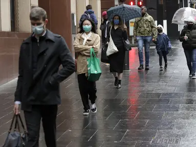 Orang-orang masuk ke kota setelah lebih dari 100 hari lockdown di Sydney, Senin (11/10/2021). Lockdown Sydney akhirnya berakhir setelah hampir empat bulan lamanya kota terbesar di Australia itu ditutup untuk membatasi penyebaran Covid-19 varian Delta yang sangat menular. (AP Photo/Rick Rycroft)