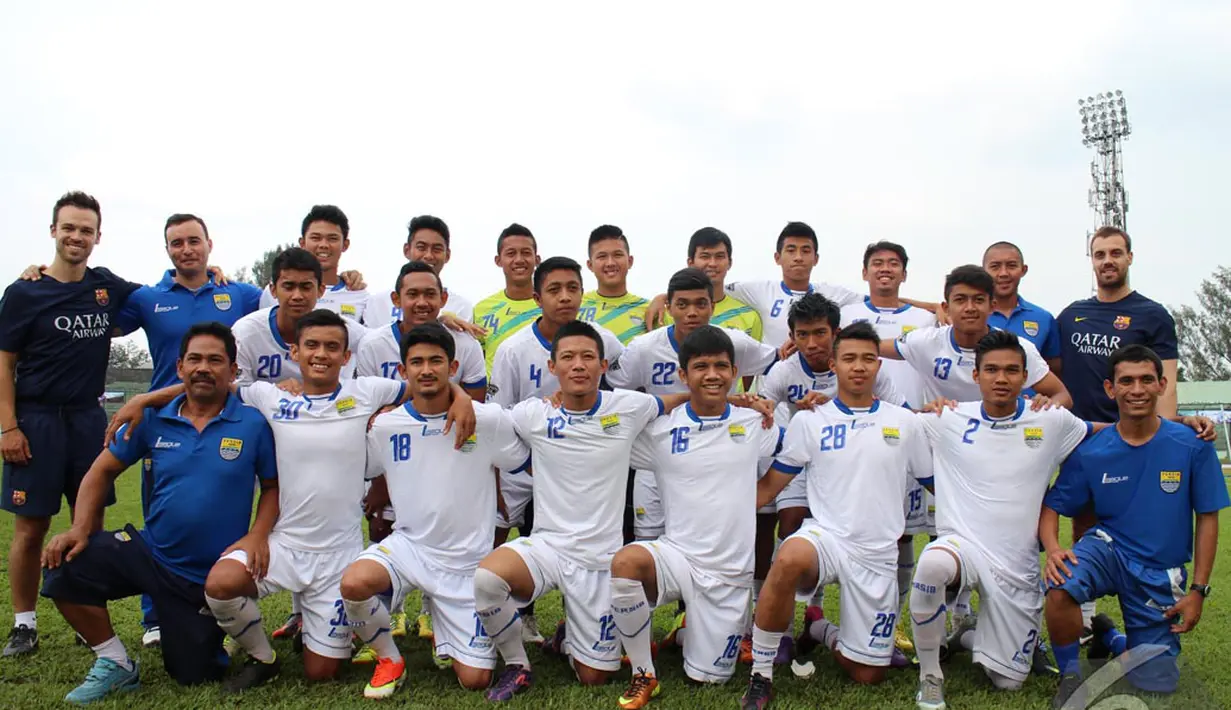 Skuad Persib U-21 bersama Pelatihnya, Jaino Matos dan staf pelatih Barcelona Antoni (Kanan) dan Javier (Kiri) berposes sebelum pertandingan persahabatan dengan tim artis dari Head & Shoulders. (Liputan6.com/GilarDhani)