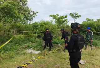 Tim Penjinak Bom (Jibom) memusnahkan dua buah granat jenis nanas tipe 97 di Jayapura. (Antara)