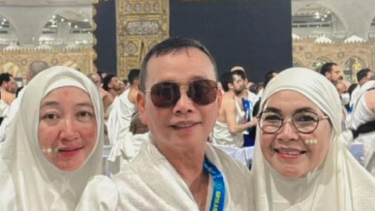 Potret Orangtua Ayu Ting Ting Umrah Bareng Calon Besan: Cuma Bisa Bersyukur Ya Allah