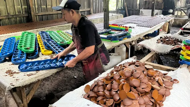 Aktivitas Produksi Gula Merah di Usaha Milik Nurdiansyah