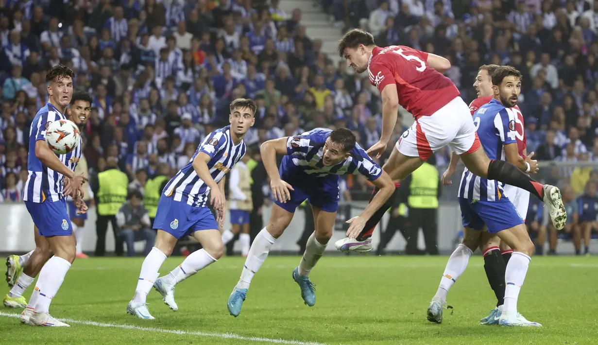 Bola sepakan corner Eriksen sukses ditanduk Harry Maguire menjadi gol. Skor berubah 3-3 dan menjadi hasil akhir pertandingan. (AP Photo/Luis Vieira)