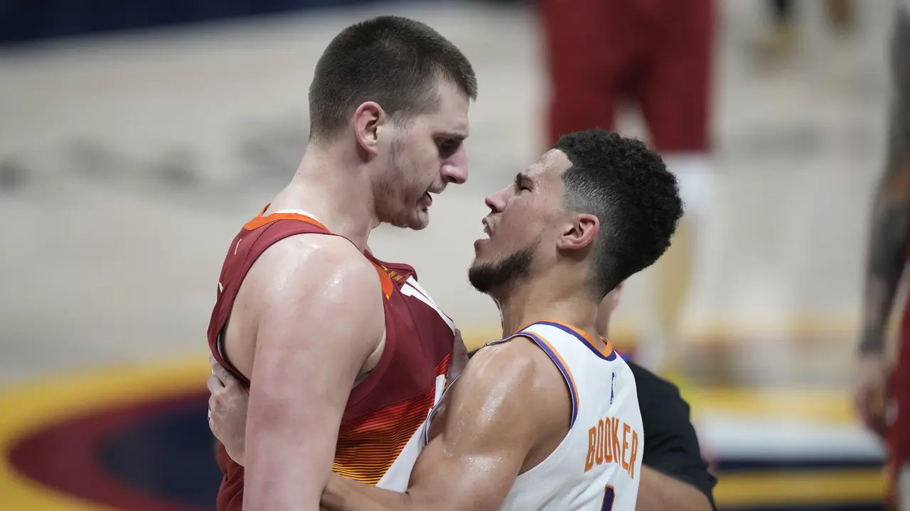 Guard Phoenix Suns, Devin Booker (kanan), ketika melawan Denver Nuggets di semifinal Wilayah Barat NBA 2020/2021.