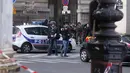 Petugas berjaga-jaga di sekitar Museum Louvre usai terjadi penyerangan, Perancis, Jumat (3/2). Tersangka dilaporkan membawa dua bilah parang dan dikabarkan mengalami luka serius akibat tembakan yang dilepaskan oleh tentara. (AP Photo/Thibault Camus)