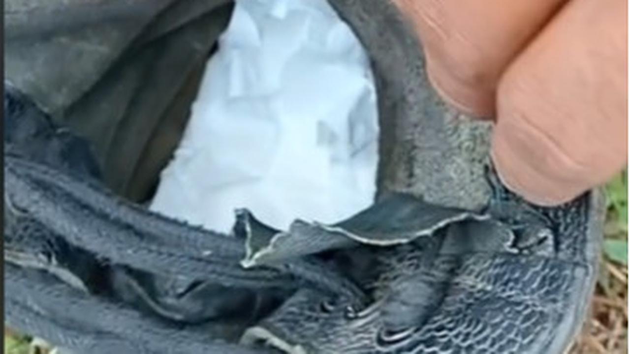 Sang Pelatih Melongo Melihat Prajurit TNI AD Pakai Pembalut Wanita Untuk Dijadikan Alas Sepatunya 'Nyaman Pelatih'