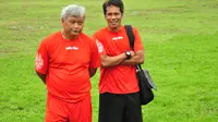 I Made Pasek Wijaya (kanan) bersama almarhum Satia Bagdja Ijatna ketika masih sama-sama di Arema musim 2013 silam. (Bola.com/Iwan Setiawan)