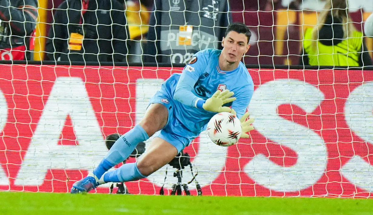 Kiper Lille, Berke Ozer, berhasil menghalau tendangan penalti AS Roma pada matchday kedua Liga Europa di Stadion Olimpico, Roma, Kamis (2/10/2025) malam WIB. (AP Photo/Andrew Medichini)