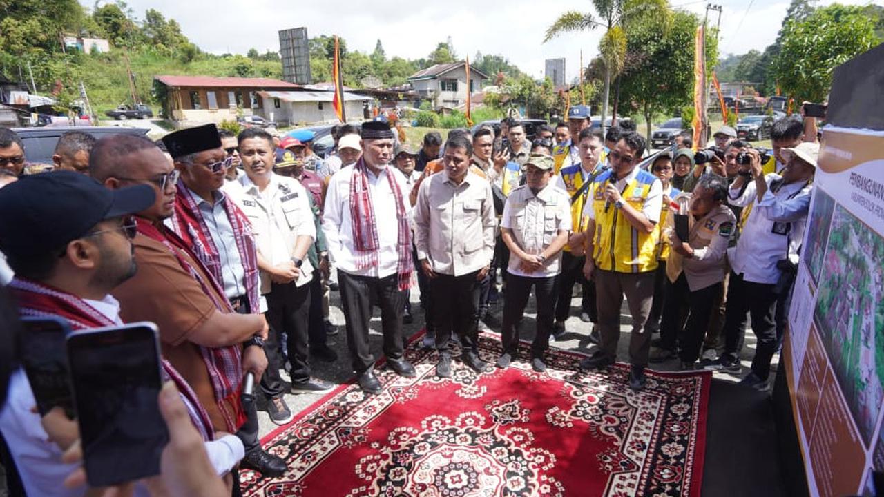 Menteri PU Dody Hanggodo meninjau lokasi usulan pembangunan Sekolah Rakyat di Kecamatan Gunung Talang