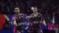 Fajar Alfian/Muhammad Rian Ardianto bertanding menghadapi ganda putra China,&nbsp;Liu Yuchen/Ou Xuanyi, pada perempat final Indonesia Open 2022 di Istora Senayan, Jakarta, Jumat (17/6/2022). (Bola.com/Bagaskara Lazuardi)