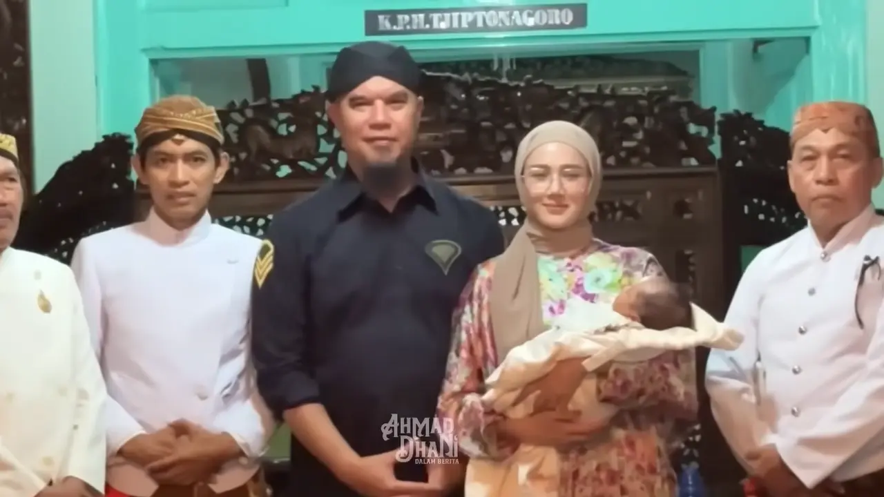 Momen Aqiqah Anak Adopsi Ahmad Dhani dan Mulan Jameela di Solo