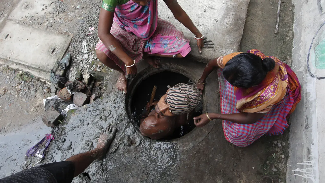 Pembersih selokan di India, dibayar kecil namun bertaruh nyawa