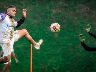 Pemain RANS Cilegon FC, Cristian Gonzales saat melakukan sesi latihan jelang pertandingan ujicoba melawan Arema FC di Lapangan Kusuma Agro Wisata, Kota Batu. (Foto: Bola.com/Iwan Setiawan)