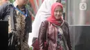 Istri mantan Menpora Imam Nahrawi, Shobibah Rohmah tiba di Gedung KPK, Jakarta, Kamis (19/12/2019). Shobibah Rohmah diperiksa sebagai saksi dalam perkara kasus dugaan suap dana hibah KONI yang menjerat suaminya. (merdeka.com/Dwi Narwoko)